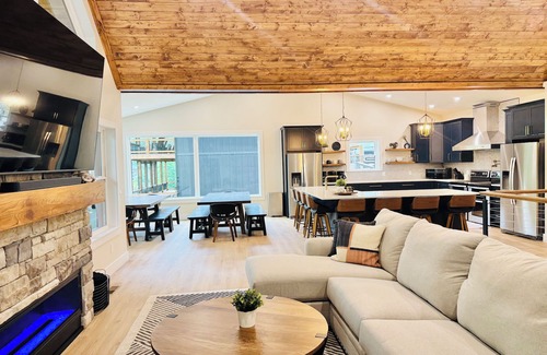La Follette Casa | Tan Lines & Good Times-Brand new 6 bed/ 8 bath-Water Front,Private Dock, Hot tub