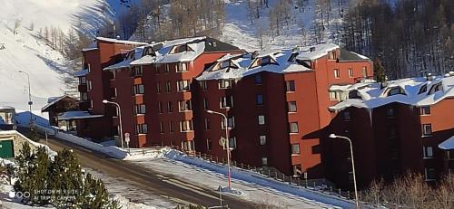 Cervinia Apartamento | TANA DELLA MARMOTTA - renovated, ski in ski out, turkish bath, garage, storage
