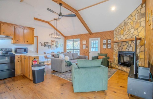 Blairsville Cabina | "Tanager": Romantic Cabin, Porch, Mountain View