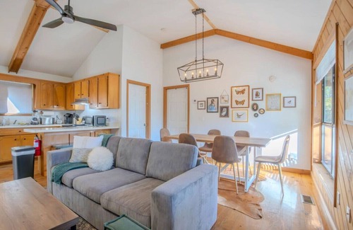 Blairsville Cabina | "Tanager": Romantic Cabin, Porch, Mountain View