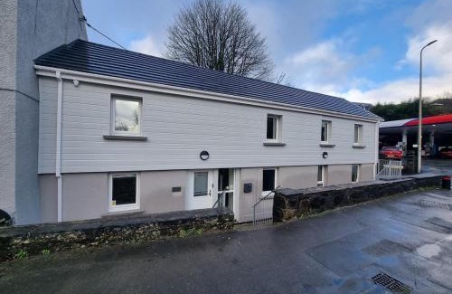 Carmarthen Apartamento | Tanerdy - Self Contained Apartment