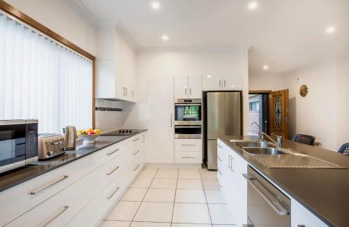 Sanctuary Point Casa | Tangerine - Pet Friendly - 3 Mins Walk to Beach