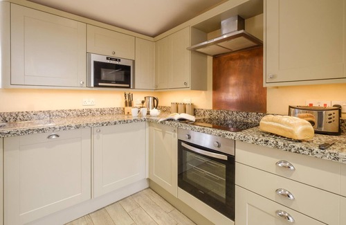 Martlesham Heath Cabaña | Tanyard House - sleeps 6 guests in 3 bedrooms