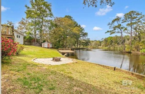 Mobile Casa | Tara's Riverfront Hideaway