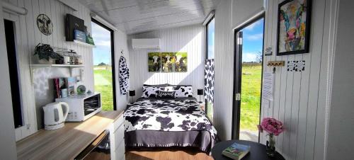 Midhirst Casa | Taranaki Creekside KIWI by Tiny Away
