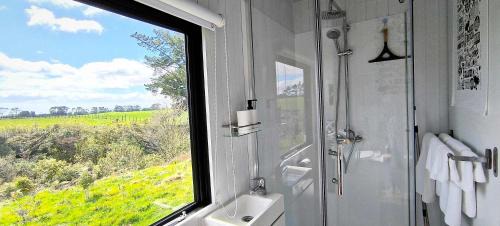 Midhirst Casa | Taranaki Creekside KIWI by Tiny Away