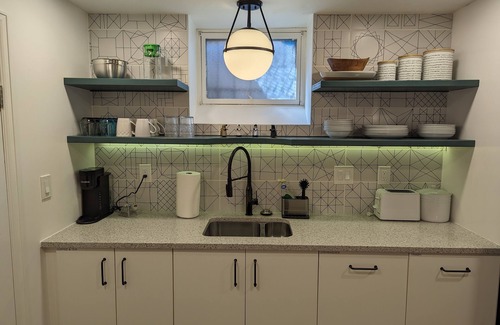 East Colfax Apartamento | Tardis: Time travel in a newly renovated 60's inspired pad min. from downtown!