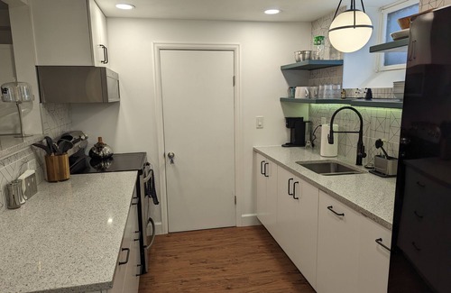 East Colfax Apartamento | Tardis: Time travel in a newly renovated 60's inspired pad min. from downtown!