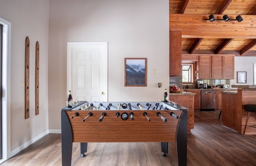 Incline Village Cabina | Tarly by AvantStay | 5mins To Diamond Peak Skiing w/ Hot Tub in Incline Village