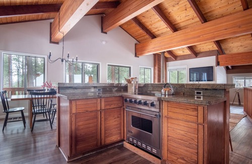 Incline Village Cabina | Tarly by AvantStay | 5mins To Diamond Peak Skiing w/ Hot Tub in Incline Village