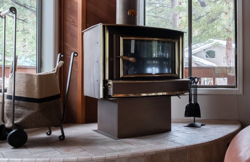 Incline Village Cabina | Tarly by AvantStay | 5mins To Diamond Peak Skiing w/ Hot Tub in Incline Village