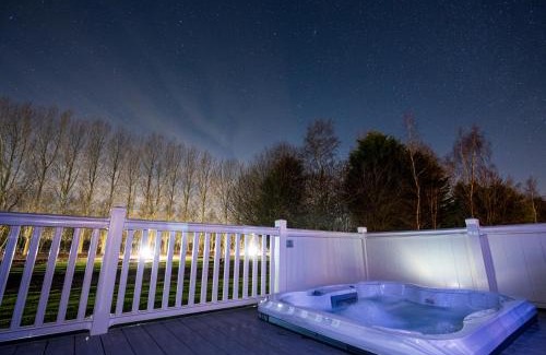 Allerthorpe Casa | Tarn Lodge with Hot Tub