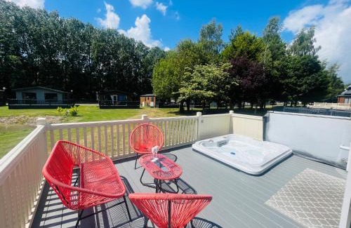 Allerthorpe Casa | Tarn Lodge with Hot Tub