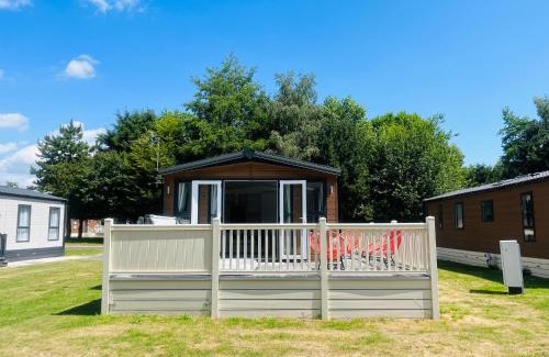 Allerthorpe Casa | Tarn Lodge with Hot Tub