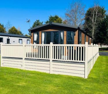 Allerthorpe Casa | Tarn Lodge with Hot Tub