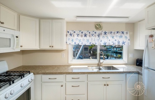 Key Largo Village Casa | Tarpon Basin Breeze ~ Quaint 2 Bed, 1.5 Bath Canal Home in Key Largo