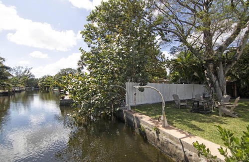 Tarpon River Casa | Tarpon River Getaway – Modern 2 BDR on Water w/ Shared Pool, 15 Min to Beach!