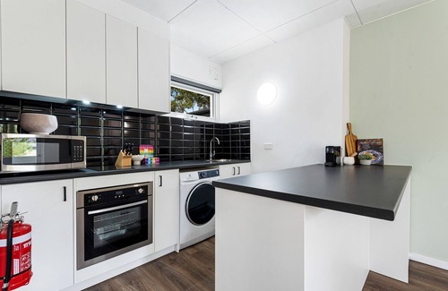 Parkville Apartamento | Tasteful 1-Bed Apartment with Balcony Seating