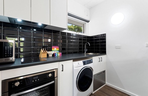 Parkville Apartamento | Tasteful 1-Bed Apartment with Balcony Seating