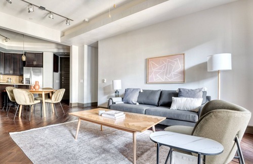 North Burnet Apartamento | Tasteful Domain 2BR w/ Gym, Pool & W/D, nr restaurants, by Blueground