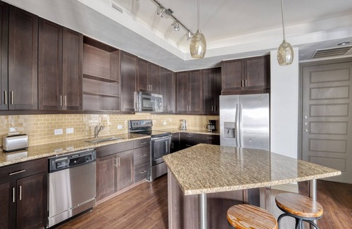 North Burnet Apartamento | Tasteful Domain 2BR w/ Gym, Pool & W/D, nr restaurants, by Blueground
