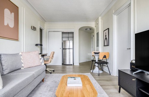 Gold Coast Apartamento | Tasteful Gold Coast 1BR w/ Doorman & Gym, 2 blocks to L, by Blueground