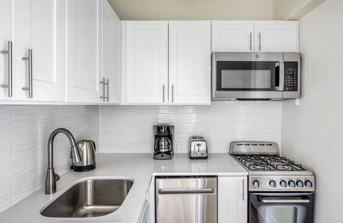 Gold Coast Apartamento | Tasteful Gold Coast 1BR w/ Doorman & Gym, 2 blocks to L, by Blueground