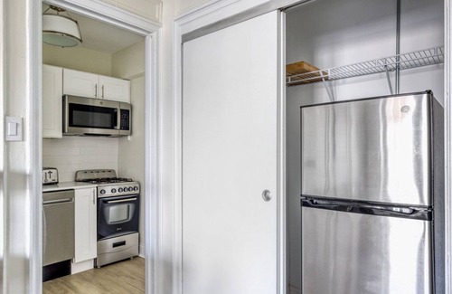 Gold Coast Apartamento | Tasteful Gold Coast 1BR w/ Doorman & Gym, 2 blocks to L, by Blueground