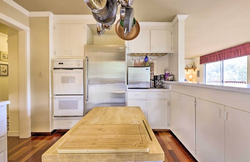 Monte Rio Casa | Tasteful Home w/ Stunning River & Valley View