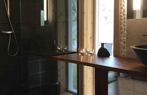 Stromstad Casa | Casa de buen gusto con tierra natural junto al mar.