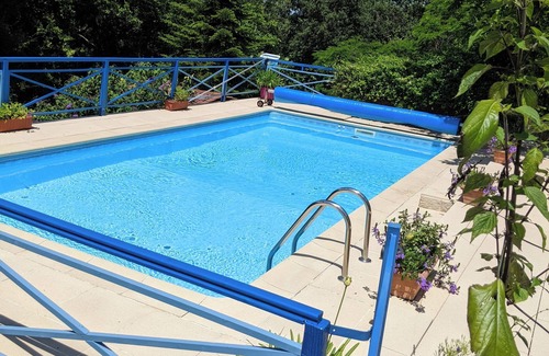 Couze-et-Saint-Front Apartamento | Apartamento amplio y espacioso con patio y balcón con vistas a la piscina privada