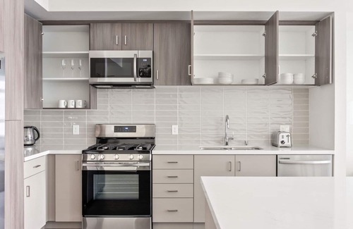 Warner Center Apartamento | Tasteful Woodland Hills 1BR w/ Gym & Pool, near 101, by Blueground