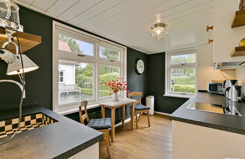 Ouddorp Casa | Tastefully decorated holiday home with an outdoor kitchen in Ouddorp, close to the beach and the sea.