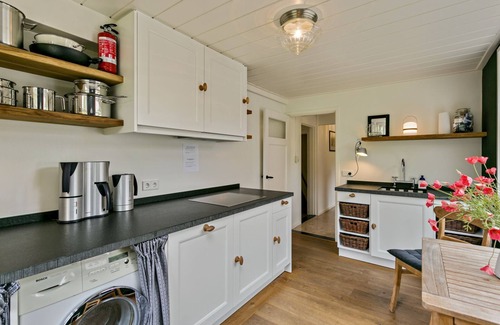 Ouddorp Casa | Tastefully decorated holiday home with an outdoor kitchen in Ouddorp, close to the beach and the sea.