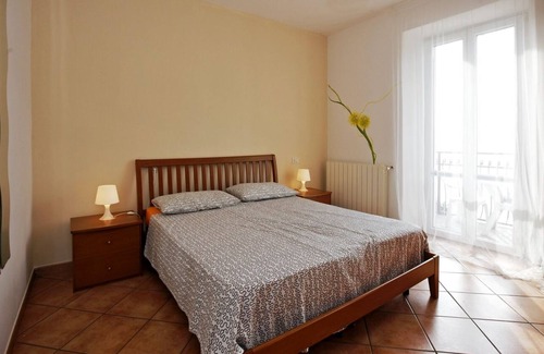 Tronzano Lago Maggiore Apartamento | Amueblado con buen gusto apartamento de 2 dormitorios con vistas al mar y la playa Jardín