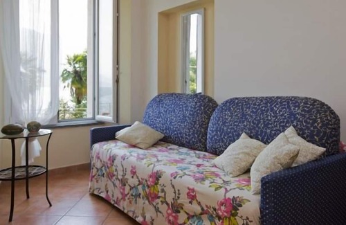 Tronzano Lago Maggiore Apartamento | Amueblado con buen gusto apartamento de 1 dormitorio con vistas al mar y la playa Jardín