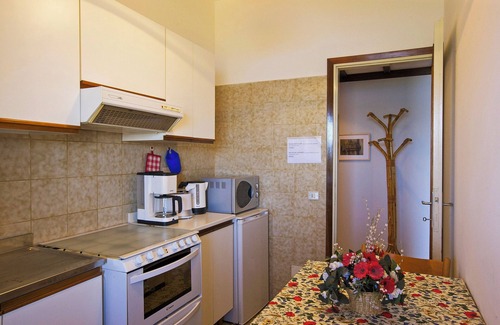 Barbe Superiore Apartamento | Apartamento de 2 habitaciones amueblado con buen gusto con terraza y pérgola de kiwi