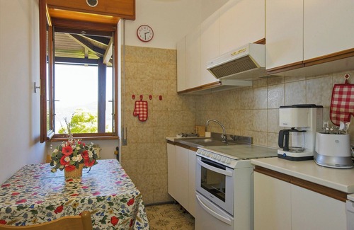 Barbe Superiore Apartamento | Apartamento de 2 habitaciones amueblado con buen gusto con terraza y pérgola de kiwi