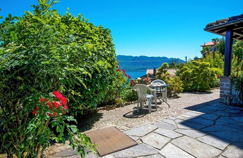 Barbe Superiore Apartamento | Apartamento de 2 habitaciones amueblado con buen gusto con terraza y pérgola de kiwi