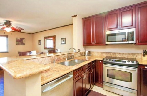 University City Condominio | Amueblado con buen gusto y ubicado en el centro de La Jolla UTC con piscina y jacuzzi