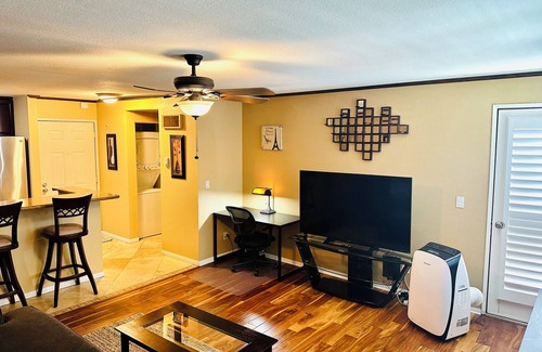 University City Condominio | Amueblado con buen gusto y ubicado en el centro de La Jolla UTC con piscina y jacuzzi