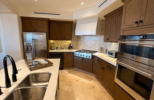 Buzzards Condominio | Tastefully ocean view condo 2 bedroom, 2.5 bathroom Fitness Center included