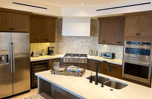 Buzzards Condominio | Tastefully ocean view condo 2 bedroom, 2.5 bathroom Fitness Center included