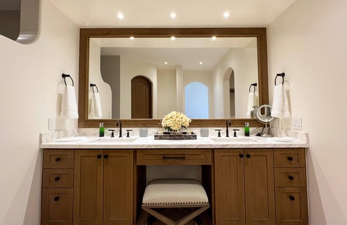 Buzzards Condominio | Tastefully ocean view condo 2 bedroom, 2.5 bathroom Fitness Center included