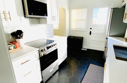 East Central Casa | Tastefully updated home by University of Utah, 3 min walk to Rice Eccles Stadium