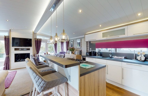 Dogdyke Casa | Tattershall VIP Lodge - Sleeps 6 - Terrace with private hot tub