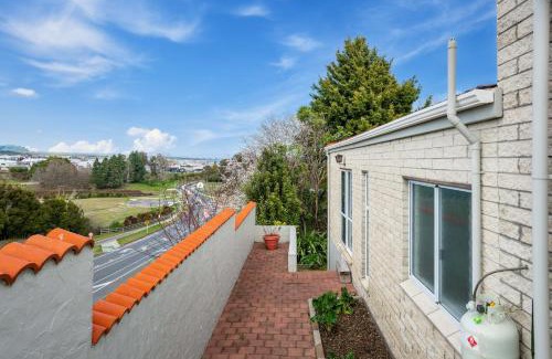 Taupo Casa | Tauhara Views - Lake Taupo Holiday Home