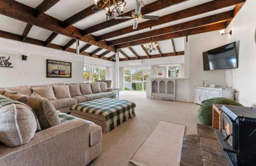 Taupo Casa | Tauhara Views - Lake Taupo Holiday Home