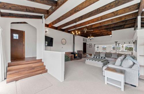 Taupo Casa | Tauhara Views - Lake Taupo Holiday Home
