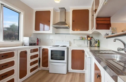 Taupo Bay Casa | Taupo Bay holiday home - 6 Bedrooms, 2 Bathrooms plenty of parking for the boat